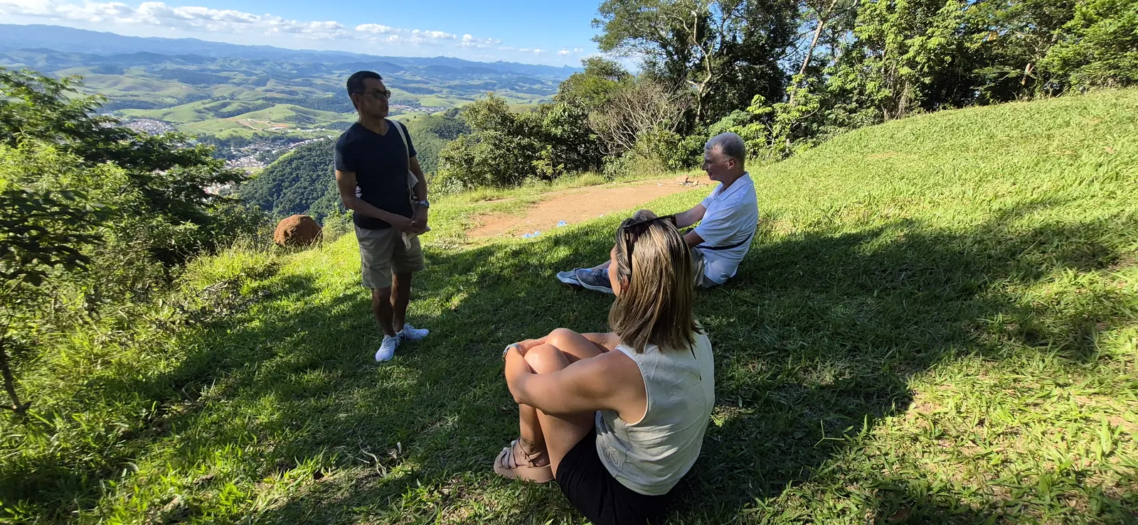 Hillside pause in the Vale do Café